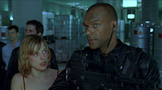 Обитель зла (2002) скриншот 1